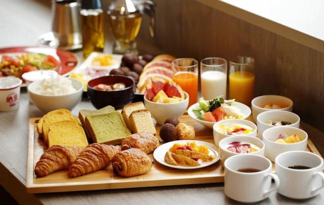 آیا صبحانه هتل رایگان است؟