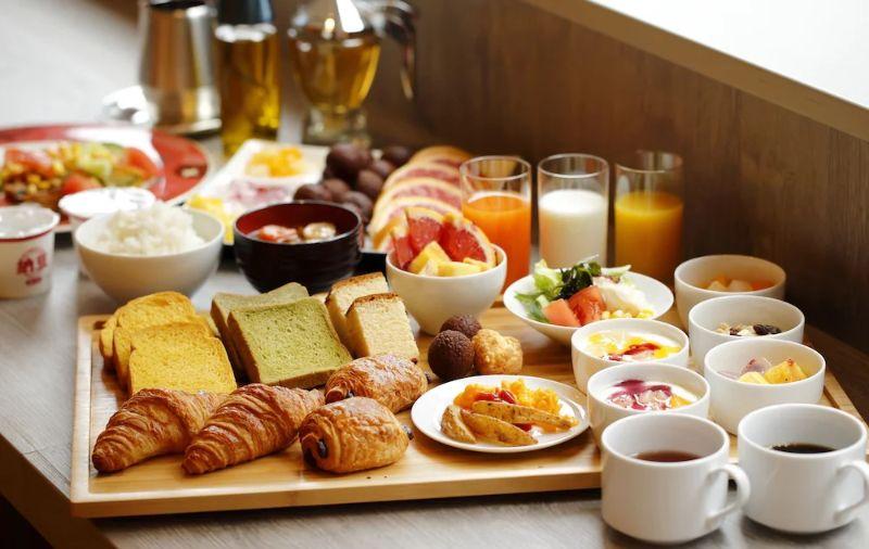 آیا صبحانه هتل رایگان است؟