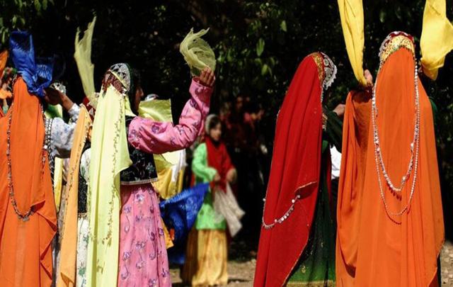 جشن آبانگاه چیست؟ | جشن آب پاشی از آیین‌های ایرانیان باستان