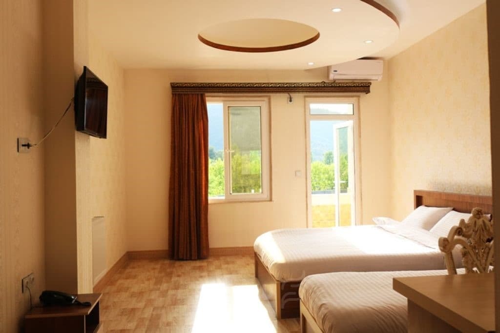 اتاق چهار تخته رو به کوهستان هتل راتینس ماسال